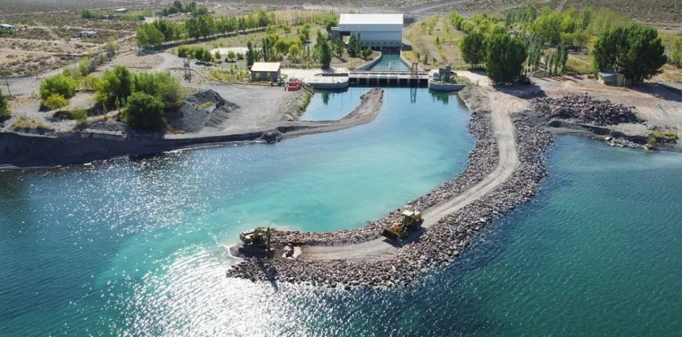 Mari Menuco: el acueducto que sale de este embalse alimenta al 75 % de la población de Neuquén capital. Foto: archivo.