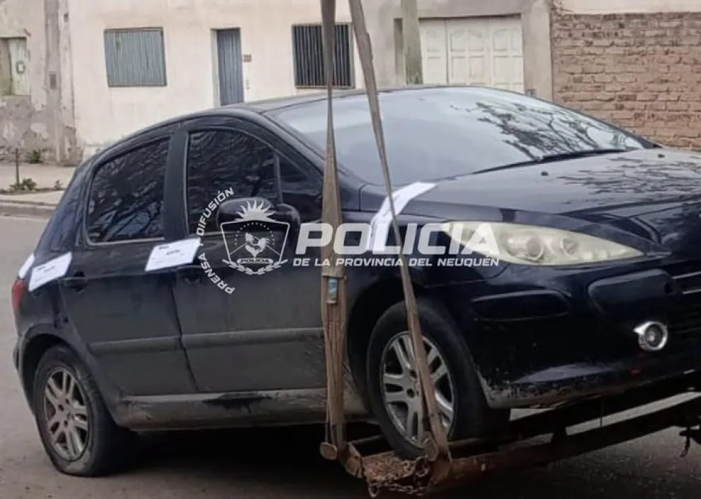 Durante los allanamientos la policía secuestró un Peugeot 307 que quedó ligado a la causa. Foto: Policía de Neuquén.