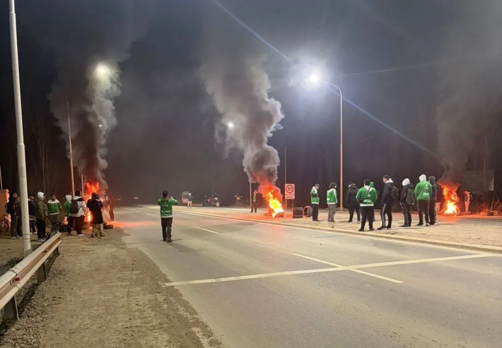 La circulación permanece habilitada, aunque con demoras en la tercera rotonda.  Foto gentileza ATE Centenario