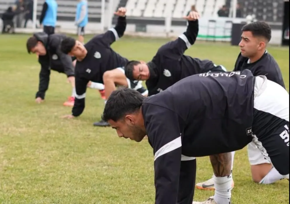 El plantel de Cipo entrena con normalidad, pensando en los rivales que se vienen en las últimas tres fechas. Foto: gentileza Club Cipolletti.