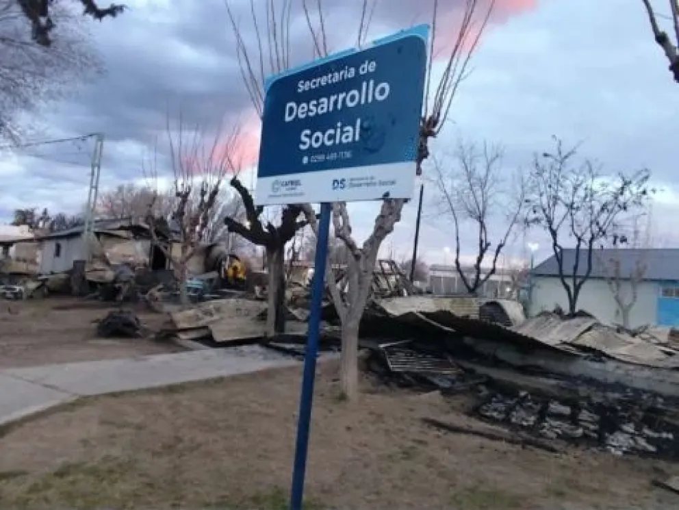 El antiguo pabellón de YPF, donde funcionaba la secretaría de Desarrollo Social, quedó reducido a cenizas. Foto: gentileza Catriel25.