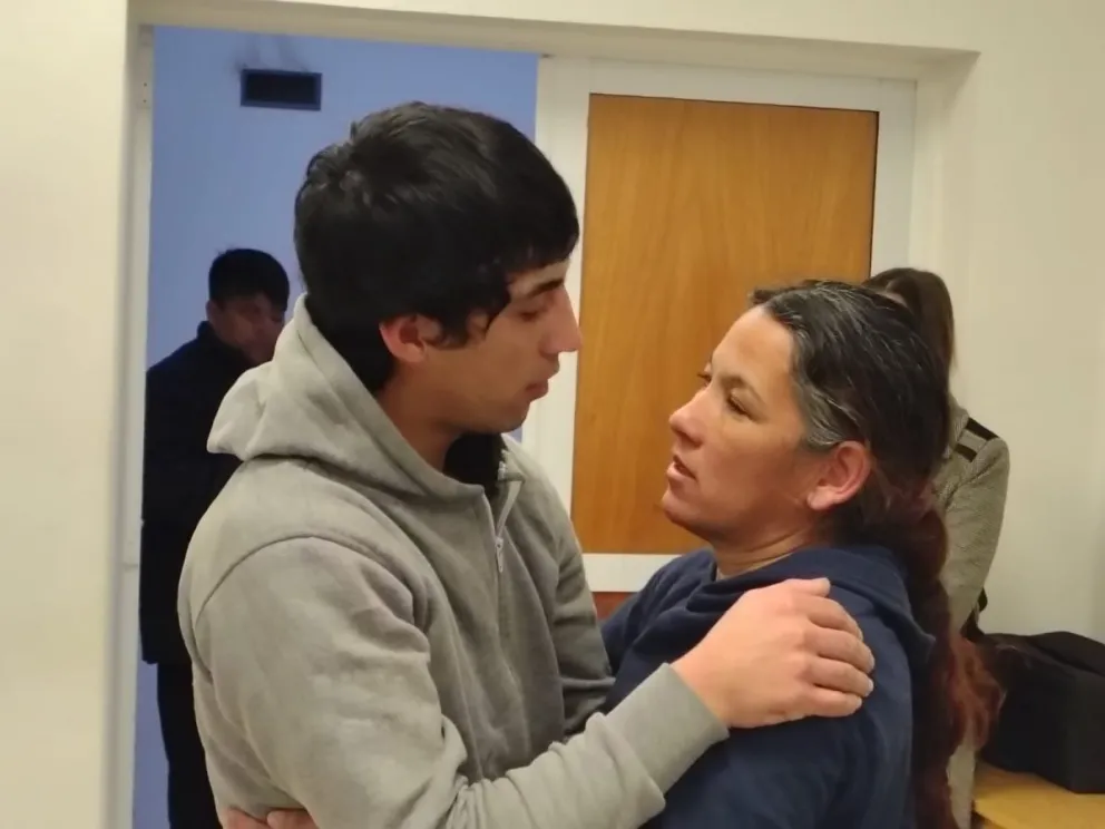 Al terminar la audiencia, Torres saludó a su mamá y a otros familiares que se acercaron a la sala. Luego fue trasladado a la comisaría donde cumple su prisión preventiva. Foto: Cipo360.