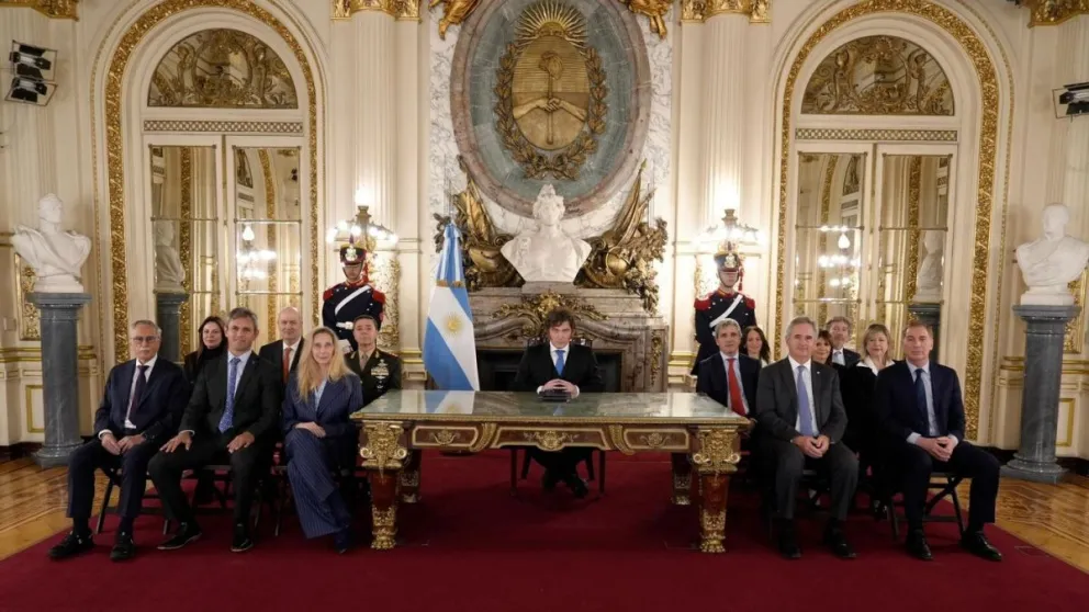 El presidente Milei junto a su Gabinete. 