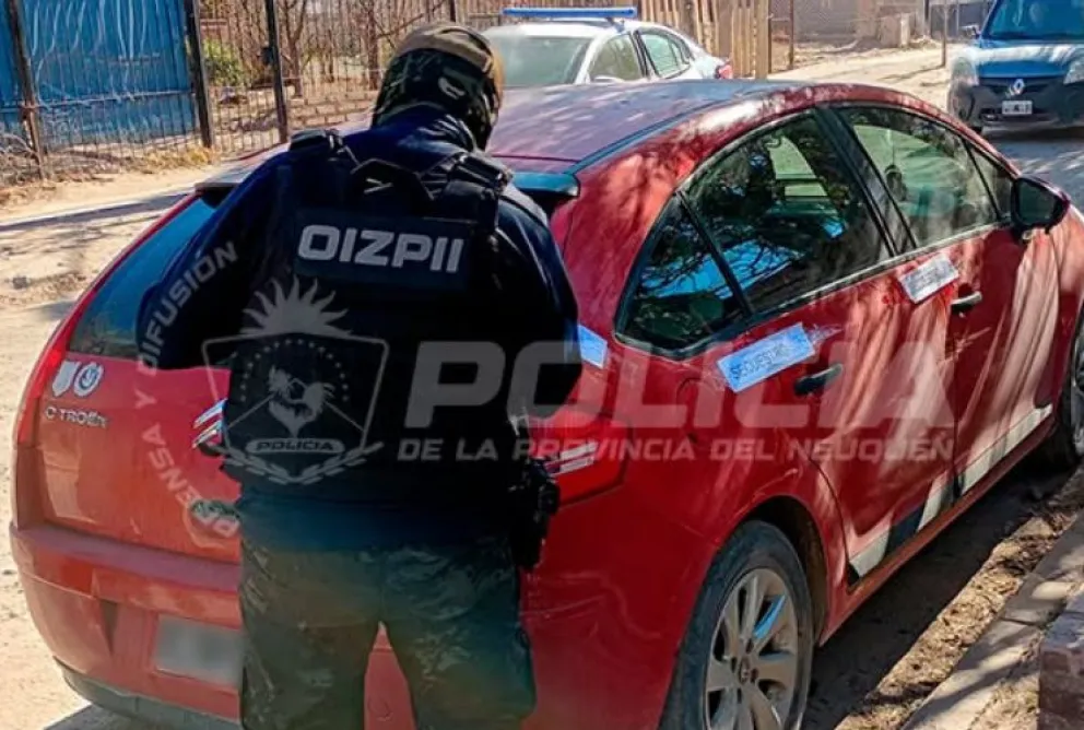 El auto secuestrado sería el que utilizaron los sospechosos para llegar hasta la vivienda de las víctimas. Foto: Policía de Neuquén.