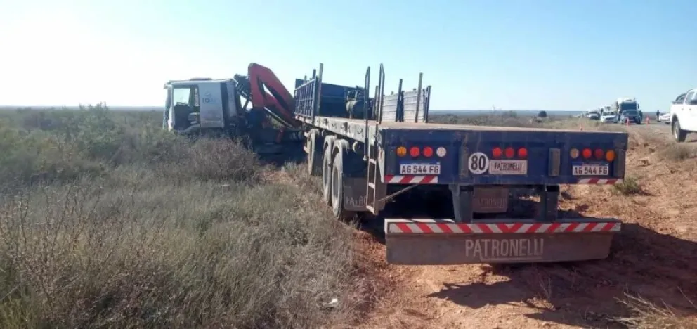 El semirremolque de la empresa constructora quedó a un costado de la ruta. El reventón de un neumático produjo el choque con el camión de combustibles. Foto: gentileza Catriel25 Noticias.