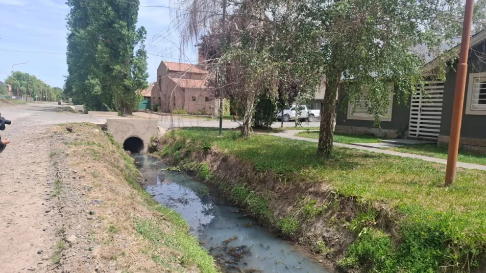 En Paso de los Libres, el canal a cielo abierto de 934 metros será reemplazado por un sistema entubado. Foto archivo 