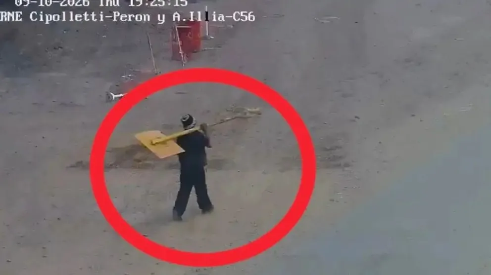 El sistema de cámaras permitió ubicar al sujeto en el momento en que se apoderaba del cartel. Foto: Prensa Seguridad.