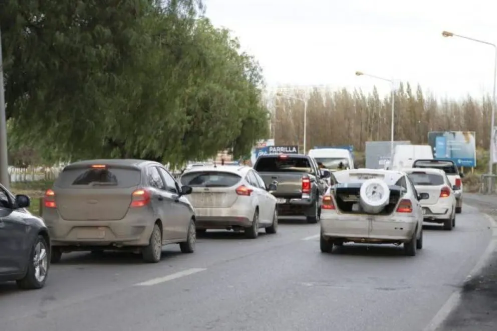 Un gigantesco nudo de tránsito se formó esta mañana en los accesos a los puentes carreteros. La traba se produjo por las obras que desarrolla Neuquén en la avenida Mosconi. Foto: archivo.