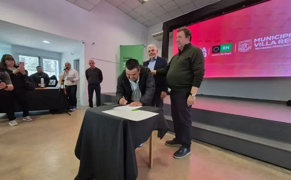 El gobernador Weretilneck, el intendente Albrieu y César Alarcón firmaron el convenio para la construcción de la primera etapa de la bicisenda. Foto: LCR