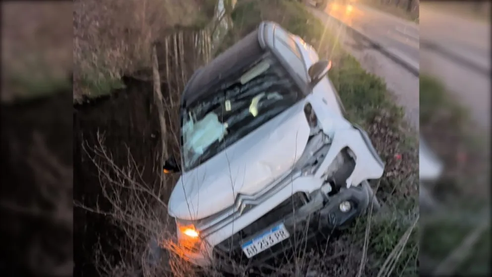 El vehículo quedó a un costado de la ruta, al borde del canal de desagüe. Foto: gentileza.