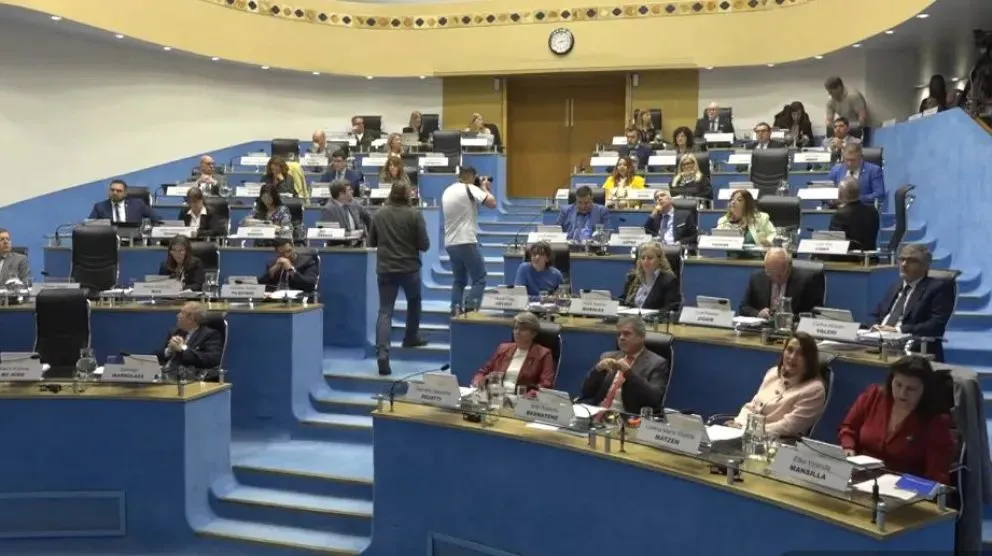 Los legisladores deberán estar en sus bancas desde la ocho de ese día.
