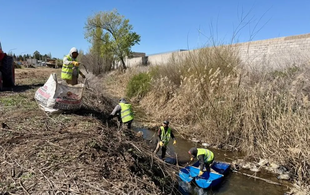 Los trabajos se realizan sobre el Ex Canal Roca y luego continuarán sobre el Canal de los Milicos. Foto: Prensa Municipalidad.