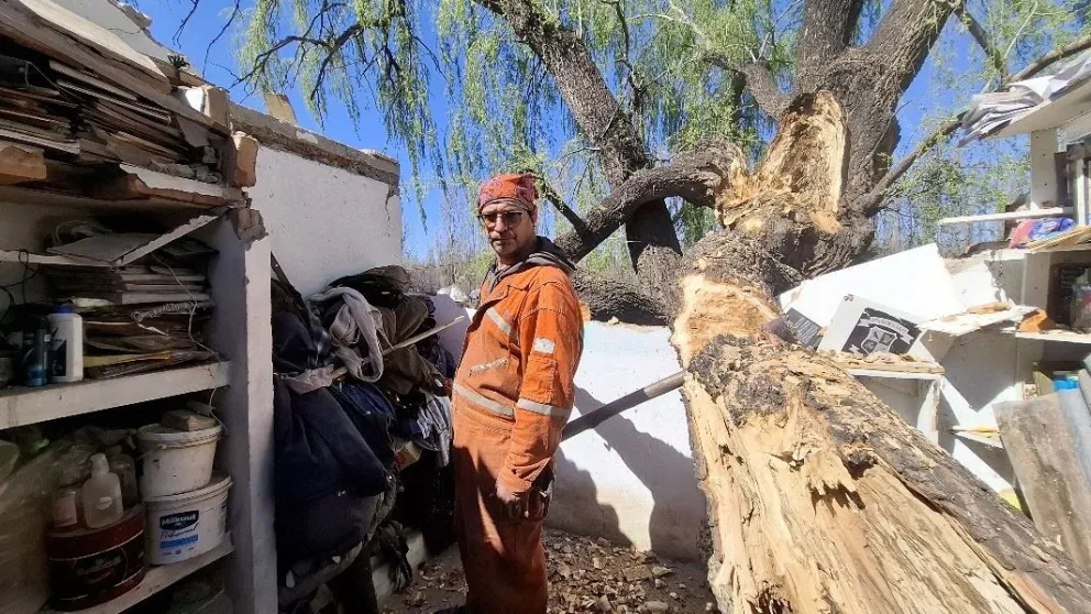 Jorge es quien vive en la Isla Jordan y aún no puede quitar el tronco de su vivienda. Foto Daniela Luján para Cipo360