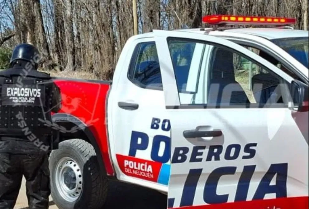 En un descampado se encontró una granada producida por Fabricaciones Militares, similar a la utilizada en Malvinas por el Ejército Argentino. Foto: Policía de Neuquén.