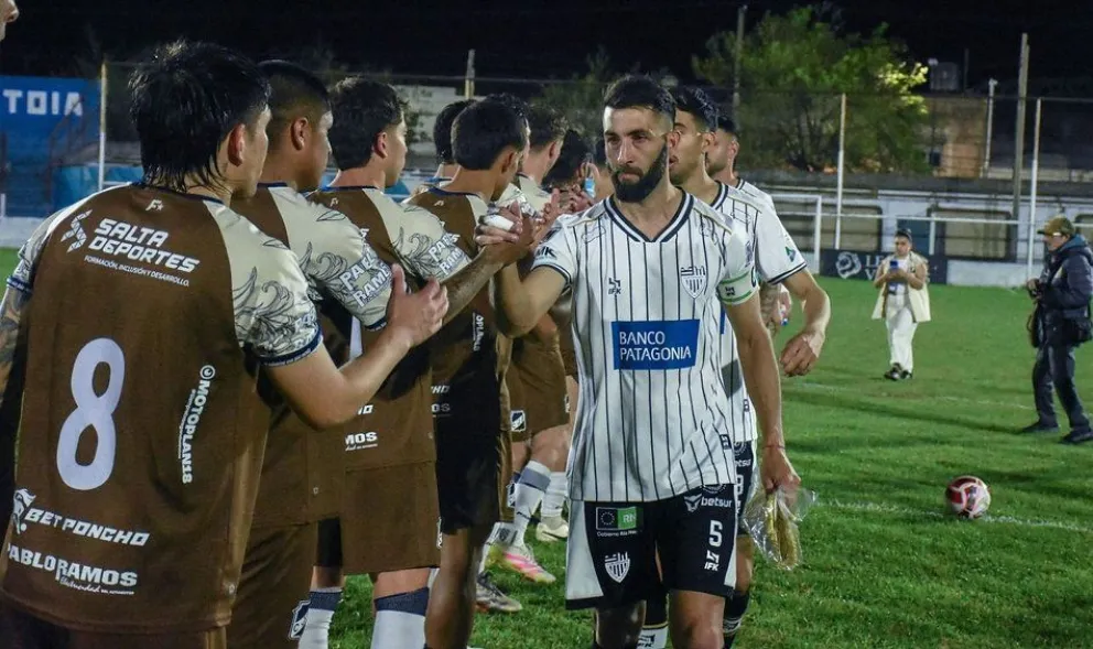 El albinegro llegó a Salta, venció 2 - 0 y clasificó para la siguiente ronda. Ahora, mira tranquilo la definición de las dos zona para ver a quién deberá enfrentar por cuartos de final. Foto: gentileza diario El Tribuno.