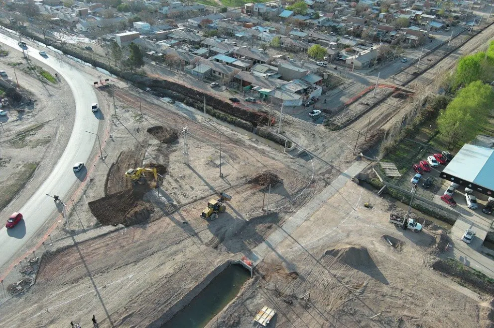 La construcción de la nueva rotonda en Illia y Perón provoca dificultades para acceder a los barrios ubicados al norte de la ciudad. Foto: Prensa Municipalidad.
