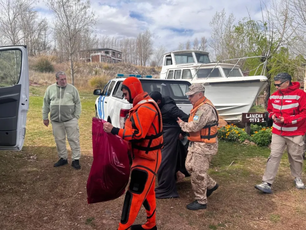 Si bien el rescate fue exitoso, la lancha en la que navegaban terminó hundiéndose en las aguas del lago. Foto gentileza Prefectura Naval