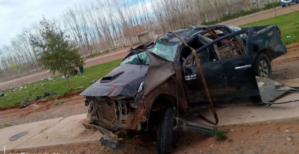 En la camioneta viajaban cinco jóvenes: las dos chicas murieron en el acto; los varones siguen internados en diversos centros asistenciales. Foto: gentileza.