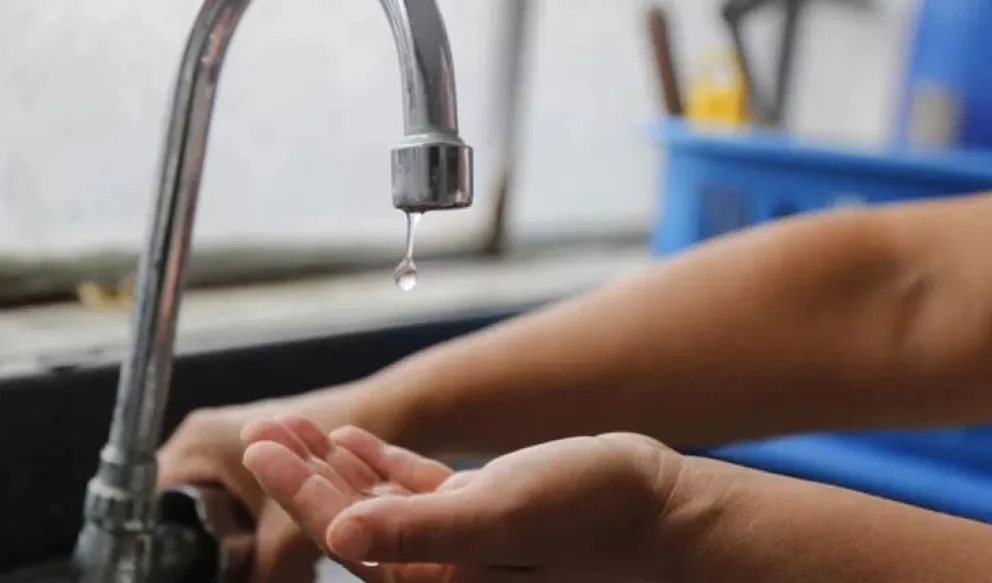 La caída del sistema eléctrico en la planta potabilizadora y en las bombas de captación afectan el normal abastecimiento de agua en Cipolletti. Foto: archivo.
