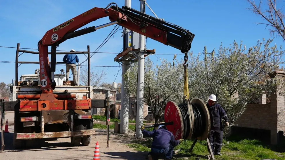 Los trabajos de regularización eléctrica en Nuevo Ferri continuarán con la habilitación paulatina del servicio en los domicilios. Foto: Prensa Provincia.
