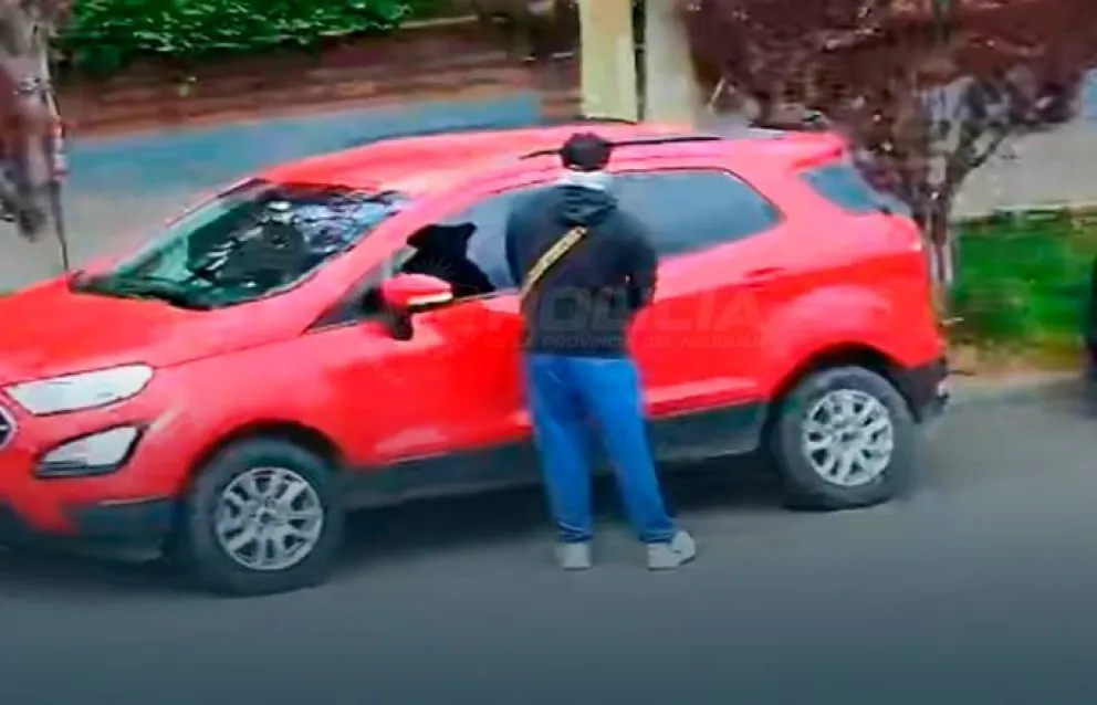 El sujeto intentó abrir dos vehículos estacionados frente al Consejo de Educación de Neuquén. Cuando lo detuvieron llevaba un inhibidor de alarma y una ganzúa. Foto: Policía de Neuquén.