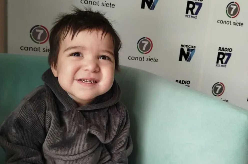 El pequeño Lionel y un nuevo viaje para controles médicos a Buenos Aires. Foto: gentileza Canal 7 Noticias.