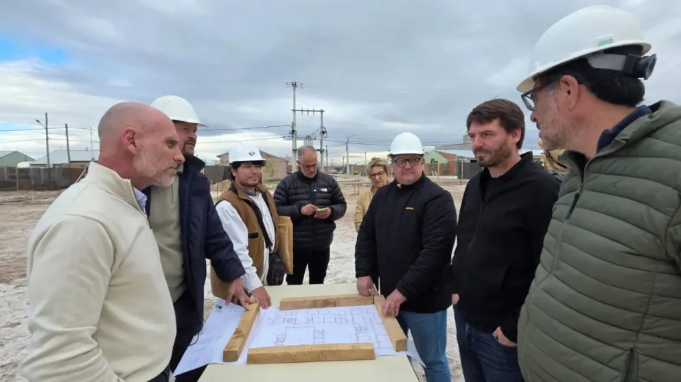 El Ministro de Obras y Servicios Públicos, Alejandro Echarren, y el Intendente de Cipolletti, Rodrigo Buteler, recorrieron la obra para supervisar el avance de los trabajos. Foto Prensa Gobierno de Río Negro