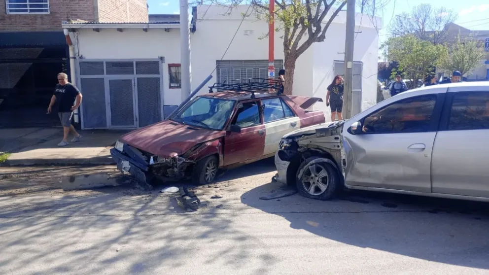 El conductor del Logan se negó a realizar la prueba de alcoholemia, se puso agresivo y terminó demorado en la comisaría 32. Foto: gentileza.