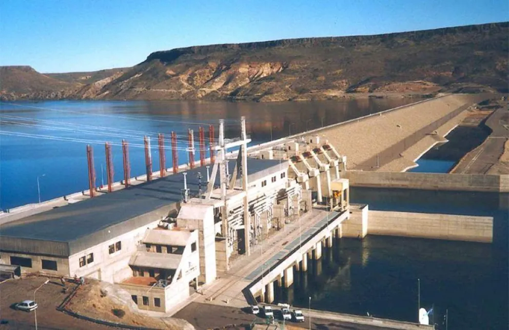 Piedra del Águila es la primera línea de defensa para prevenir inundaciones en la Confluencia: están llegando 2.400 m3/segundo desde los ríos Limay y Collón Cura. Foto: archivo.