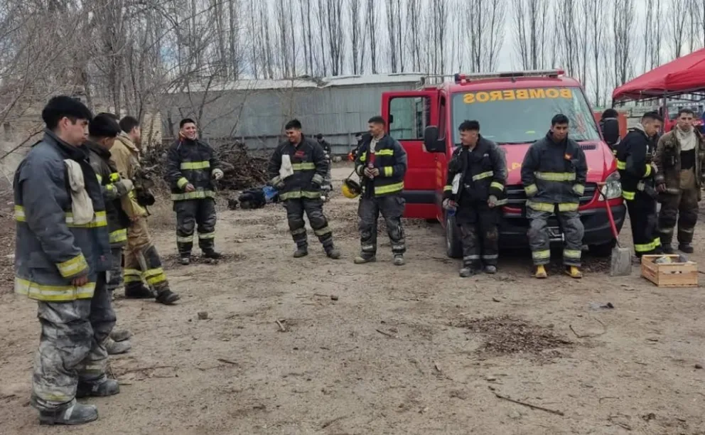 El equipo de bomberos llegó a la chacra rápidamente y trabajó para que las llamas no se propagaran a otras instalaciones. Foto: archivo.