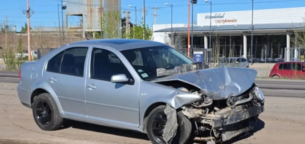 Un Volkswagen Bora impactó contra la parte trasera de una Renault Master y una grúa camilla también quedó involucrada. Foto Gentileza