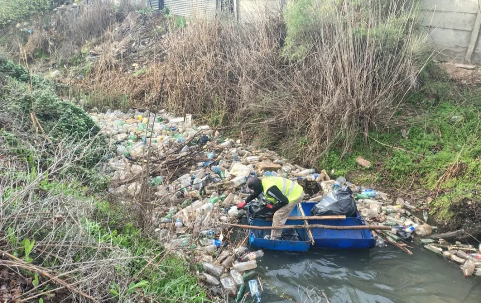 La basura se acumula en los canales de desagüe de la ciudad. La municipalidad sigue un cronograma de limpieza. Foto: gentileza.