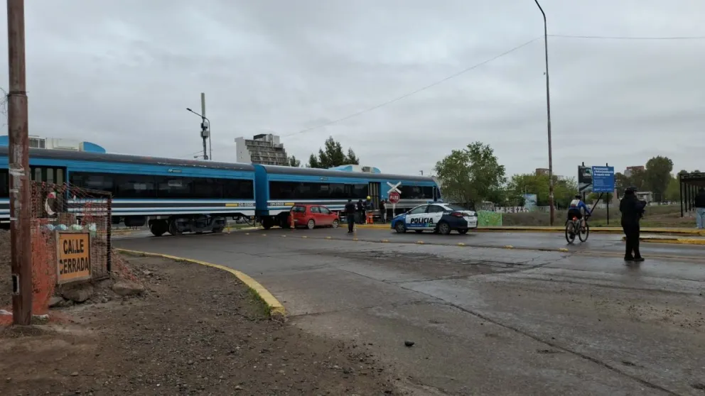 El accidente ocurrió en la zona de Arturo Illia y las vías, en inmediaciones de Primeros Pobladores. Foto gentileza 
