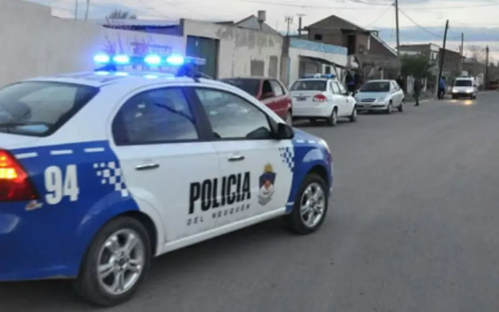 Los usurpadores rompieron dos paredones e ingresaron en la vivienda de su vecino; luego colocaron cadenas y candados en el acceso. Foto: archivo.