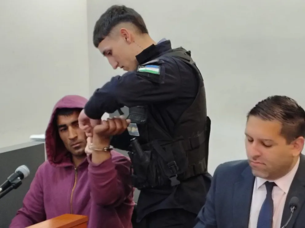 Durante la formulación de cargos,, Uribe se mostró tranquilo y negaba con la cabeza mientras la fiscal daba su descripción del ataque. Foto: Cipo360.