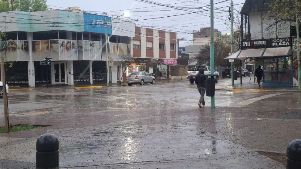 Una fuerte lluvia se instaló este miércoles en Cipolletti y sorprendió a muchos. Foto Daniela Luján para Cipo360