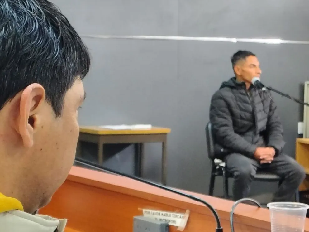 Morales y la mirada fija en el testimonio de Bessi. El testigo aseguró que le compraba cocaína al imputado y lo acusó de asesinar a Troncoso de una puñalada. Foto: Cipo360.