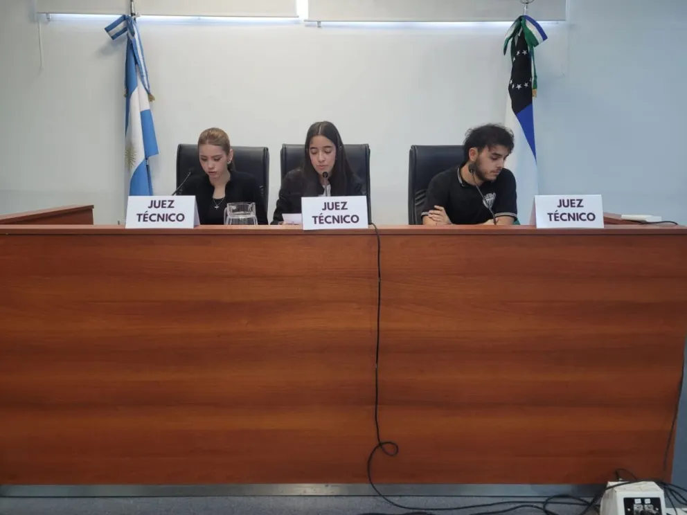 Estudiantes de la ESRN 35 participaron de este simulacro para entender el funcionamiento de un juicio por jurados. Foto: Prensa Poder Judicial.