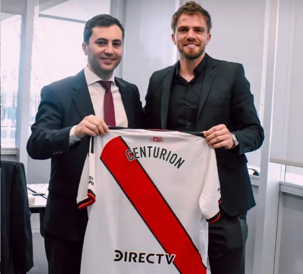 Ezequiel Centurión firmó la renovación de su contrato con River junto al presidente Stéfano Di Carlo.
