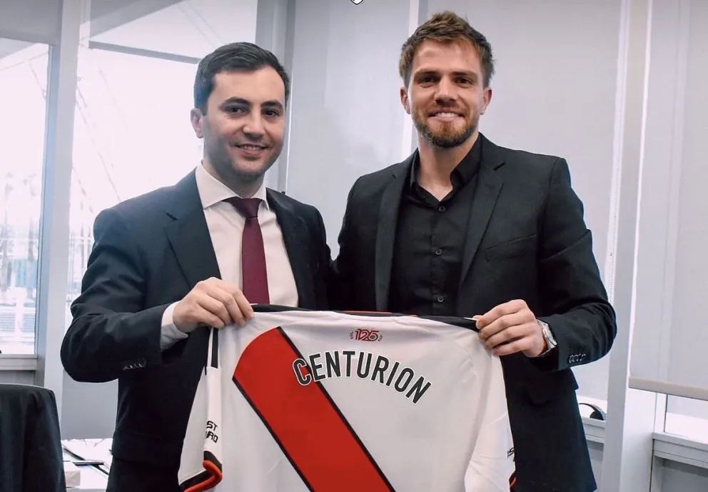 Ezequiel Centurión firmó la renovación de su contrato con River junto al presidente Stéfano Di Carlo / imagen gentileza
