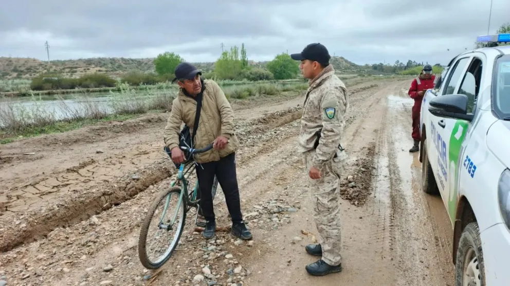 El hombre fue encontrado por un patrullero de la Brigada Rural cuando transitaba al costado del canal principal de riego. Foto: Prensa ministerio de Seguridad.