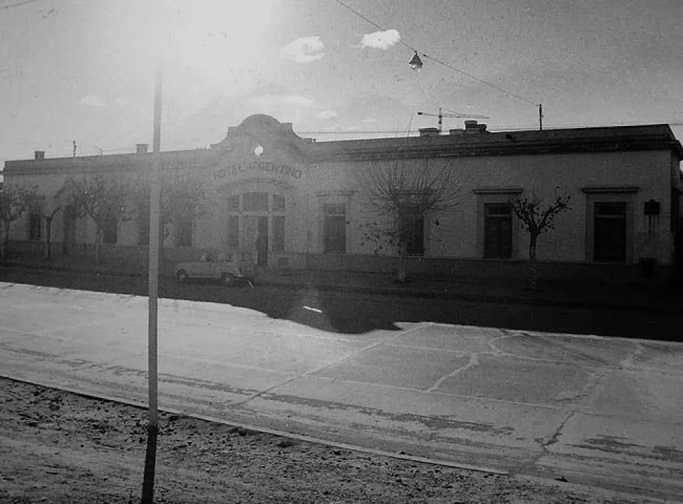 El antiguo Hotel Argentino era la residencia más importante para quienes llegaban a Cipolletti. Héctor Pérez Morando se alojó en sus habitaciones. Foto: municipalidad de Cipolletti.