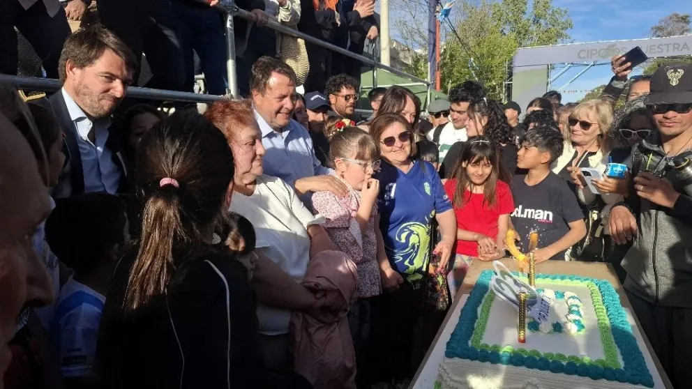 Cerca de 200 instituciones fueron protagonistas del tradicional desfile cívico que se desarrolló sobre calle Fernández Oro y que convocó a unas 20.000 personas. Foto Cipo360