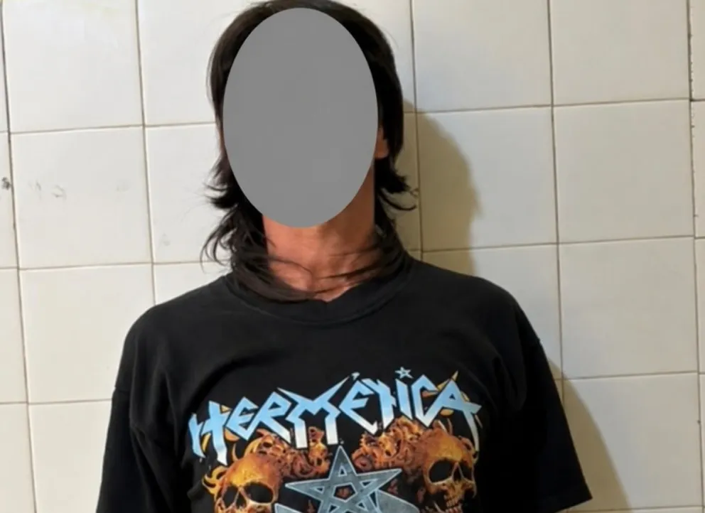 El sujeto fue detenido cuando caminaba por la banquina de la ruta 151. Entre los pastizales encontraron un arma de fuego. Foto: Policía de Río Negro.
