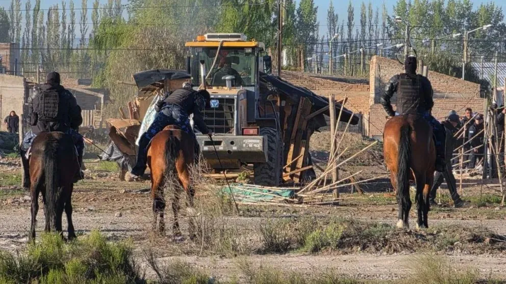 El operativo policial avanzó sobre el predio ocupado en Allen, donde se retiraron las estructuras instaladas en el lugar. Foto: gentileza.
