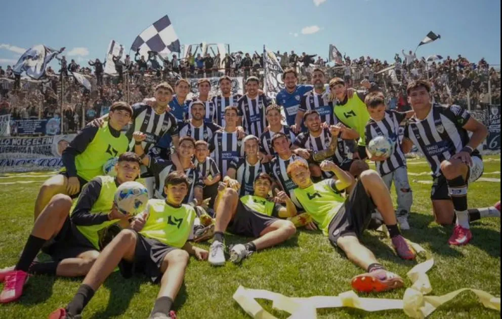 El 6 - 1 desató la euforia en los albinegros. Ahora, a planificar la serie contra los marplatenses. Foto: gentileza Club Cipolletti.