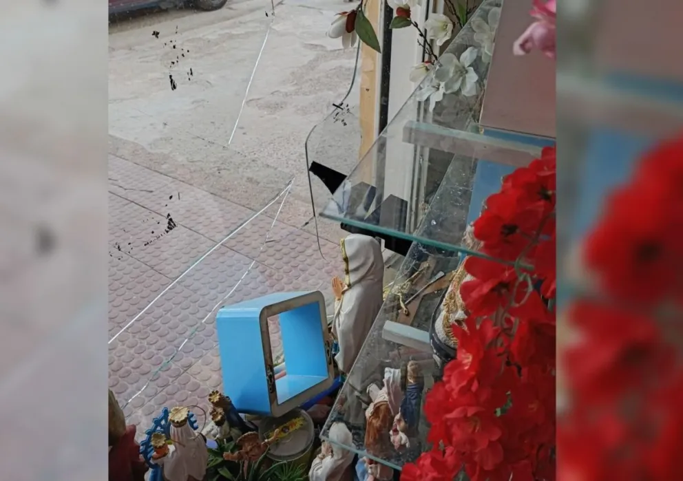 Los delincuentes rompieron la vidriera y se apoderaron de algunas estatuitas de santos, plaquetas y floreros. Foto: gentileza Centenario Digital.