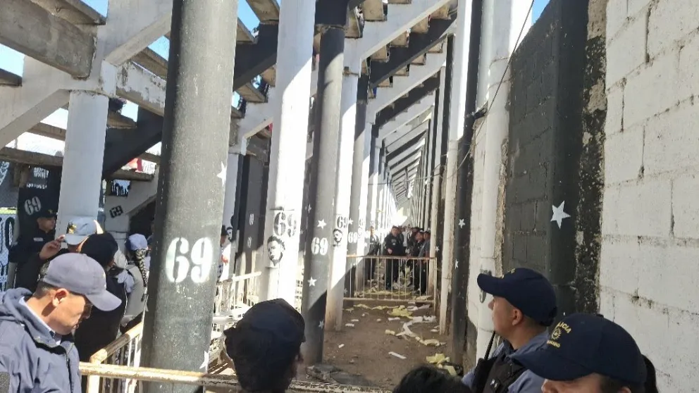 El desprendimiento ocurrió hacia uno de los laterales de la tribuna, cerca de la parte final de la estructura. Foto Cipo360