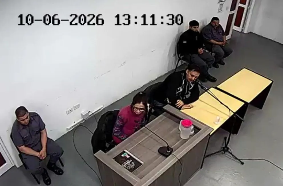 Enzo García (en la imagen, junto a su defensora), en el momento de recibir la condena a 7 años de prisión. Foto: captura de pantalla.
