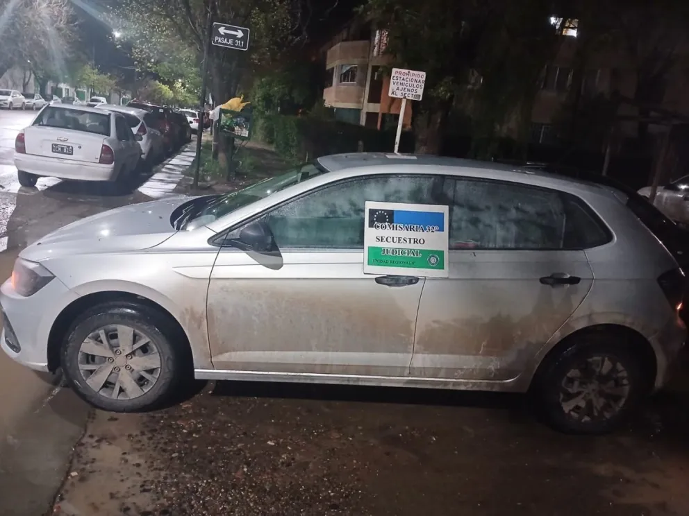 El VW Polo apareció abandonado sobre la calle Reconquista, a la vuelta de los juzgados penales de Cipolletti. Foto: gentileza.